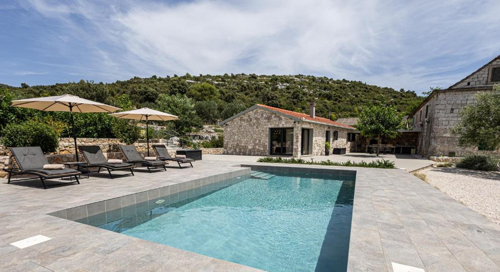 Bazén v ubytování Villa Bosilen with private pool, near Trogir, Split airport, quiet area, family villa nebo v jeho okolí