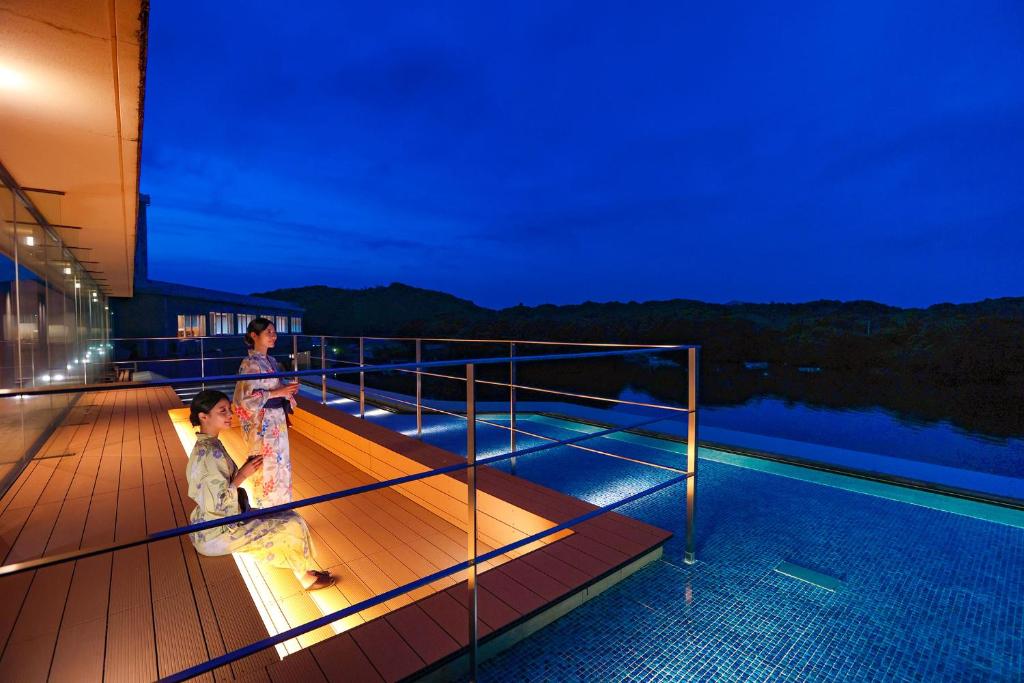 Bazén v ubytování Ooedo Onsen Monogatari Premium Iseshima nebo v jeho okolí