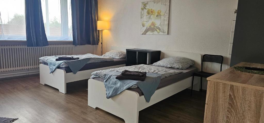 a room with two beds and a window at Gemütliche Monteurunterkunft in Geislingen an der Steige