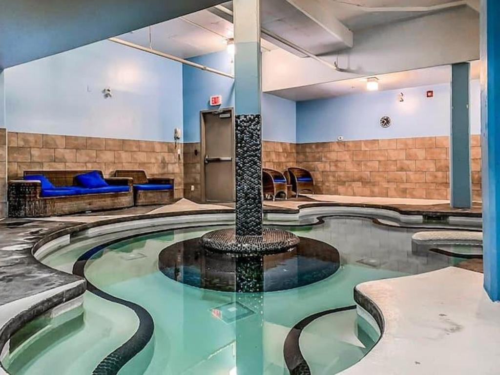 Bazén v ubytování Luxury Penthouse - 3 King Suites - Ug Parking nebo v jeho okolí