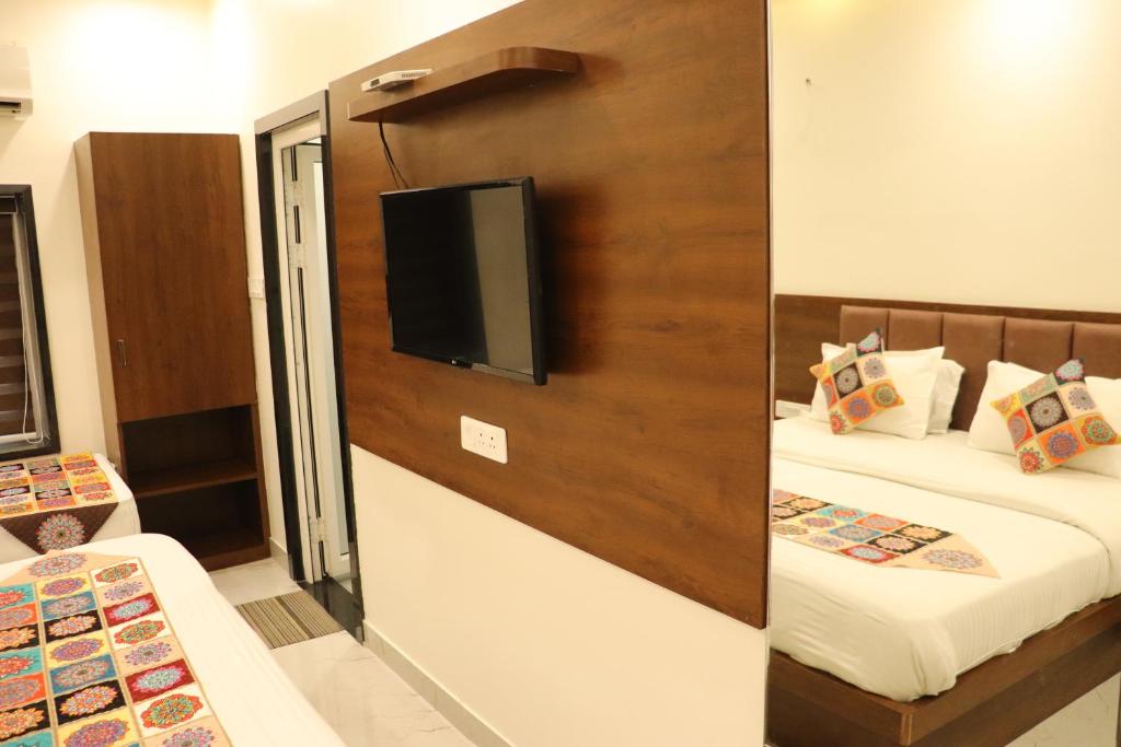 TV a/nebo společenská místnost v ubytování Hotel Samrat Ajmer