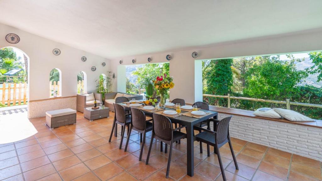 Balkon lub taras w obiekcie Villa Gran Solano Colmenar by Ruralidays