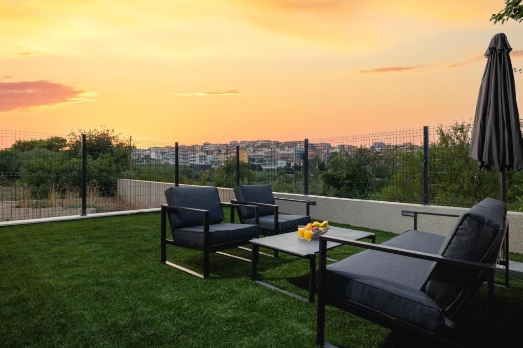 Η ανατολή ή δύση του ηλίου όπως φαίνεται από αυτό το διαμέρισμα ή από εκεί κοντά