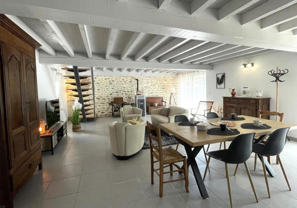 Una sala de estar con mesa de comedor y sillas. en Lendre, en Méritein