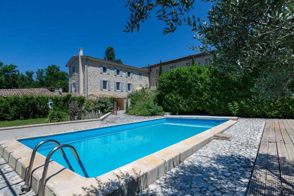 une piscine devant une maison dans l'établissement Yas, à Montboucher-sur-Jabron