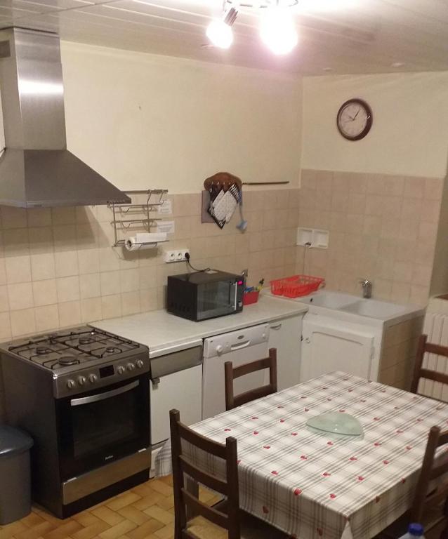 Kuchyňa alebo kuchynka v ubytovaní Les VIGNEAUX Hautes Alpes, Appartement 4 personnes, avec belle terrasse panoramique