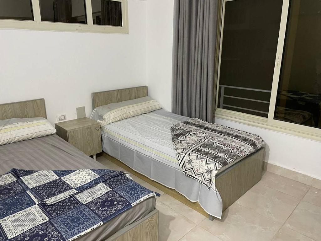 Postel nebo postele na pokoji v ubytování شاليه الزهور دايموند ريزورت - diamond resort Al zohour