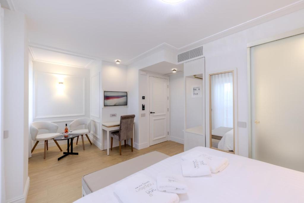 Postel nebo postele na pokoji v ubytování Nafplion Comfy Suites