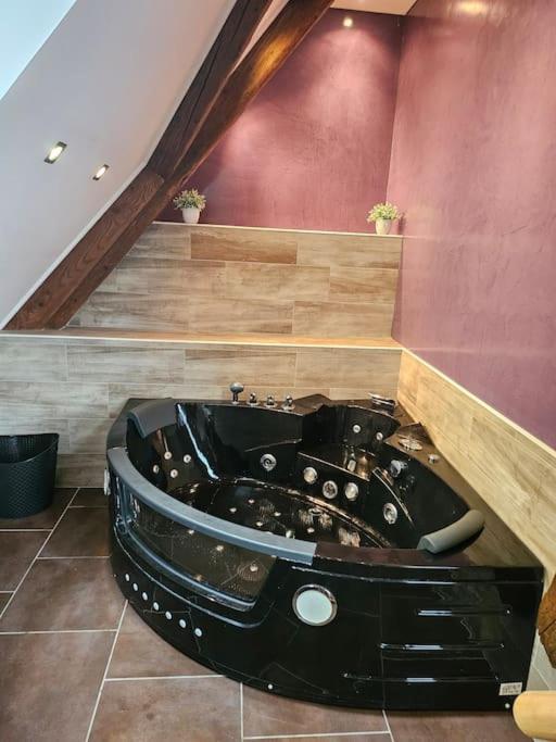 une voiture noire dans une pièce avec des escaliers dans l'établissement Les Hauteurs de Ranspach, à Ranspach