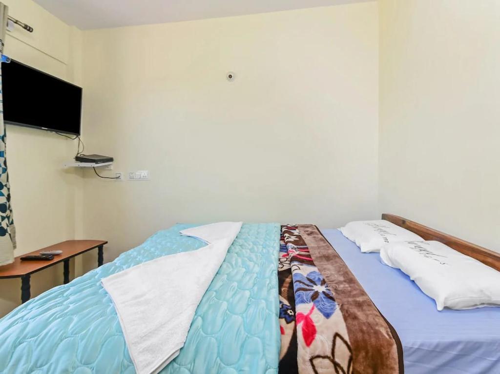 Postel nebo postele na pokoji v ubytování BS dreamz ooty