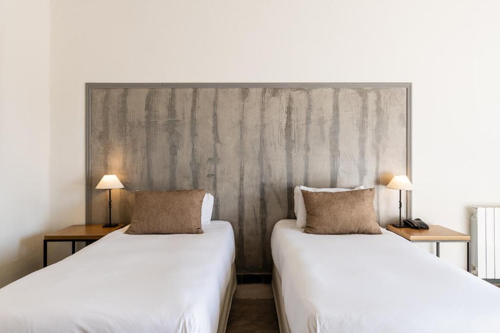 two beds sitting next to each other in a room at Villa Mansa in Vistalba