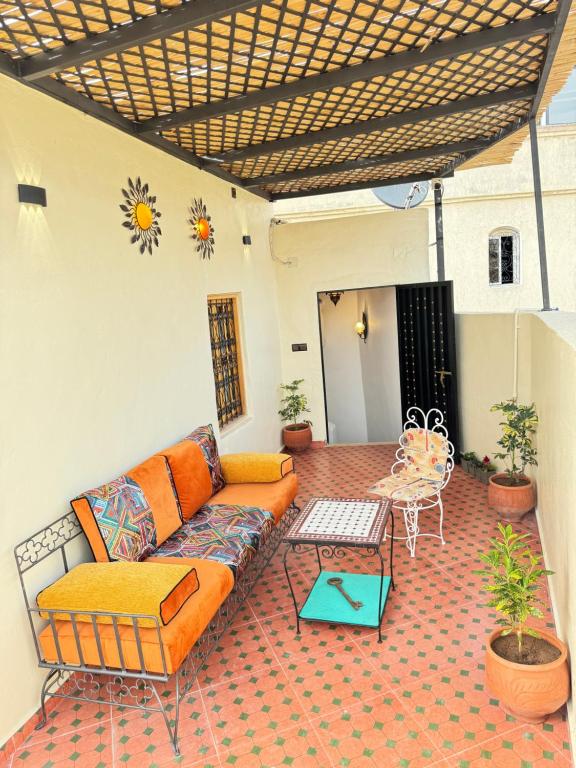 un soggiorno con un divano e un tavolo di Appart Sahraoui Medina a Fès al Bali