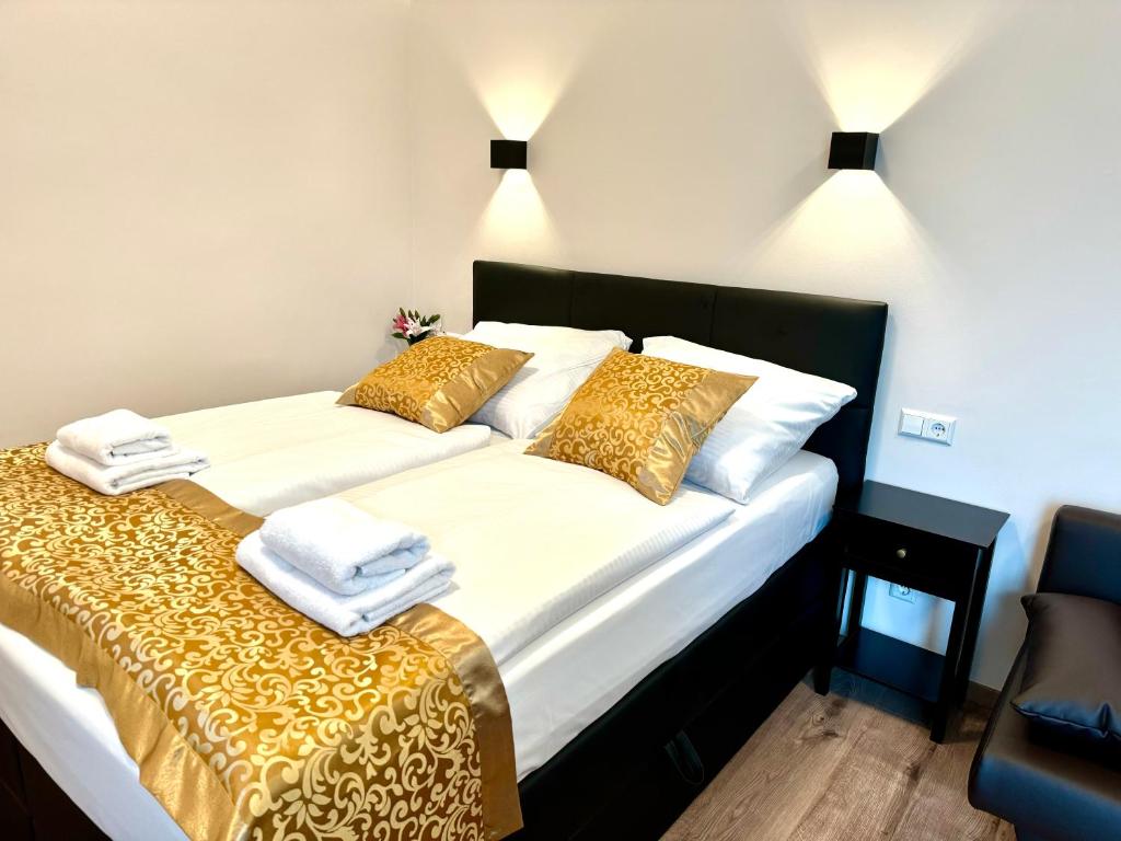 En eller flere senge i et værelse på Atlas Apartment