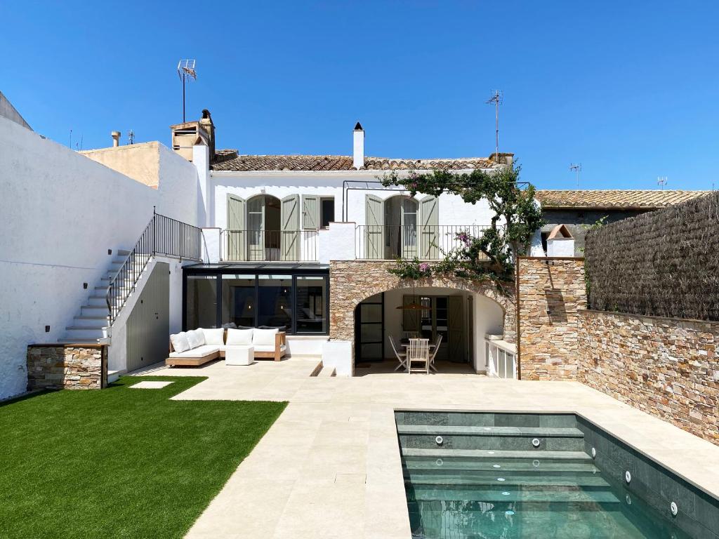 an external view of a house with a swimming pool at Casa BlauBegur - ref 056 in Begur
