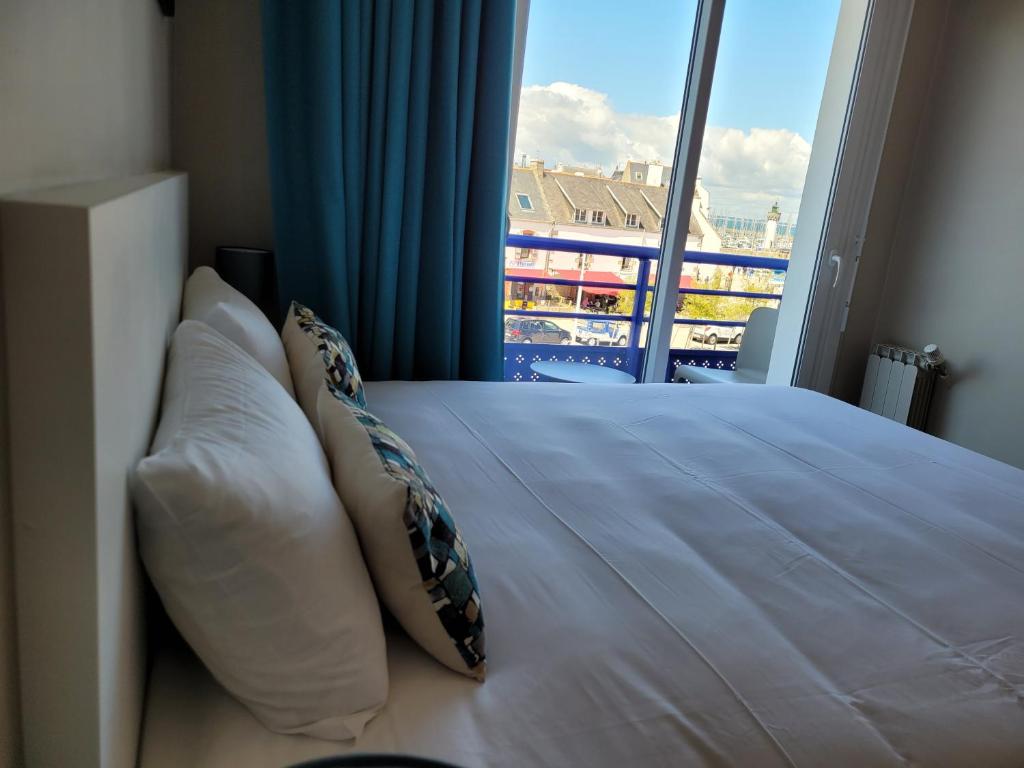 Postel nebo postele na pokoji v ubytování Hôtel Port Haliguen