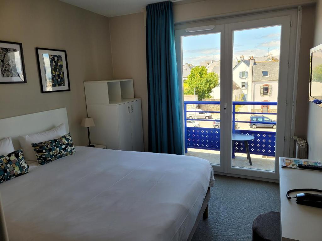 Postel nebo postele na pokoji v ubytování Hôtel Port Haliguen