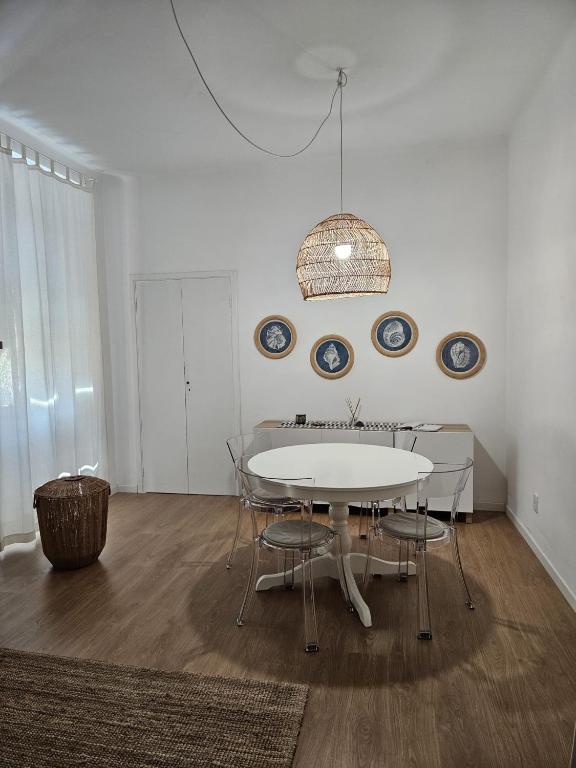 Hotel CASA DEI PESCATORI, a dining room with a white table and chairs at CASA DEI PESCATORI in Sanremo