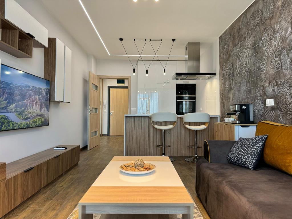 un salon avec un canapé et une table dans l'établissement Stylish 1Bed Apartment for 4 guests in Sofia, à Sofia