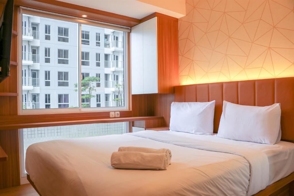 Un ou plusieurs lits dans un hébergement de l'établissement Well Furnished and Cozy 2BR Tokyo Riverside PIK 2 Apartment By Travelio