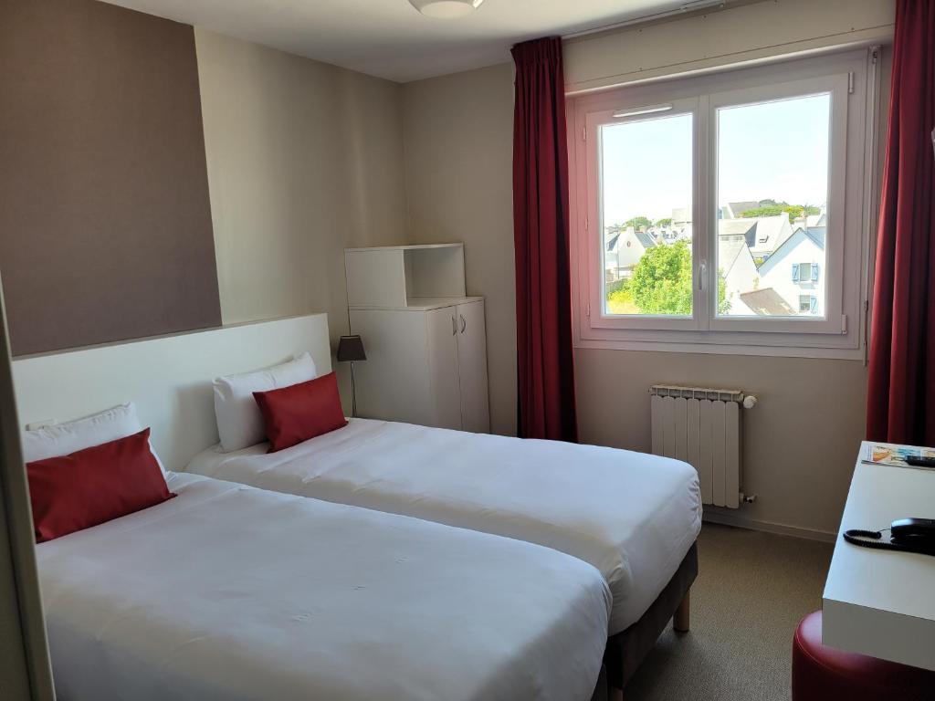 Postel nebo postele na pokoji v ubytování Hôtel Port Haliguen