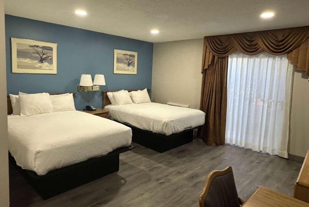 Postel nebo postele na pokoji v ubytování Days Inn by Wyndham Medford
