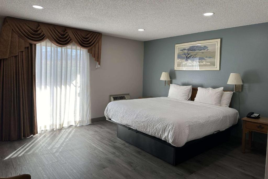 Postel nebo postele na pokoji v ubytování Days Inn by Wyndham Medford