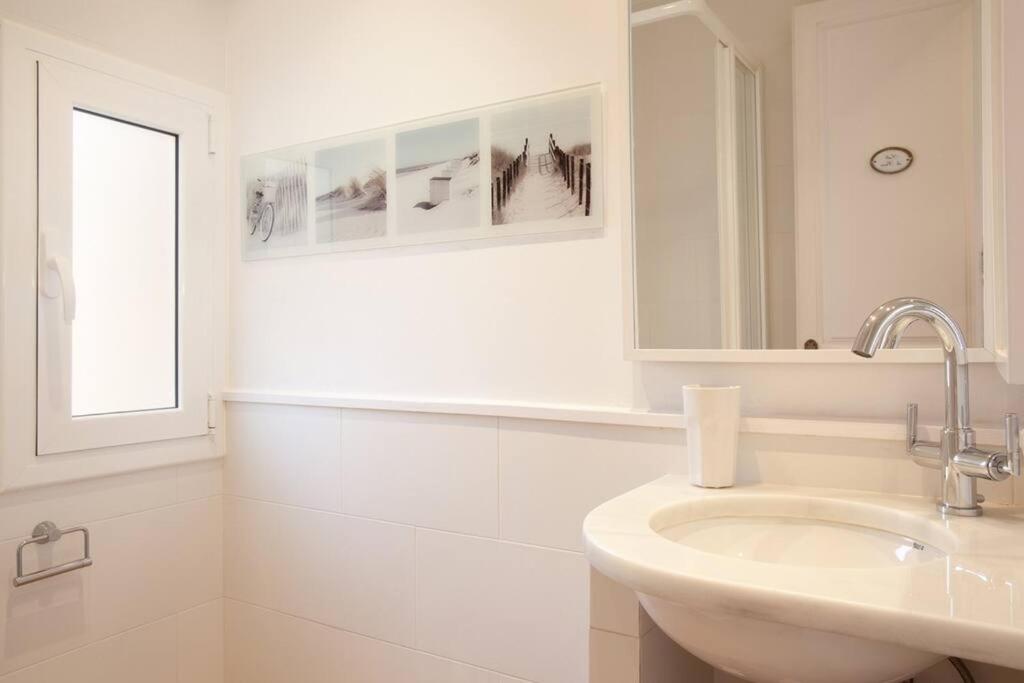 A bathroom at Apt In 22 Close To The Beach
