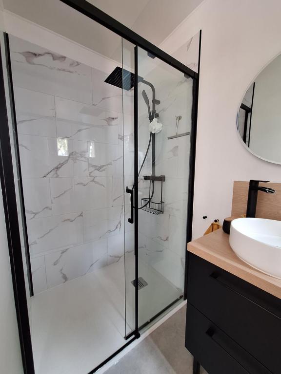 Koupelna v ubytování Villa Sisyphe TINY HOUSE" la Odette"