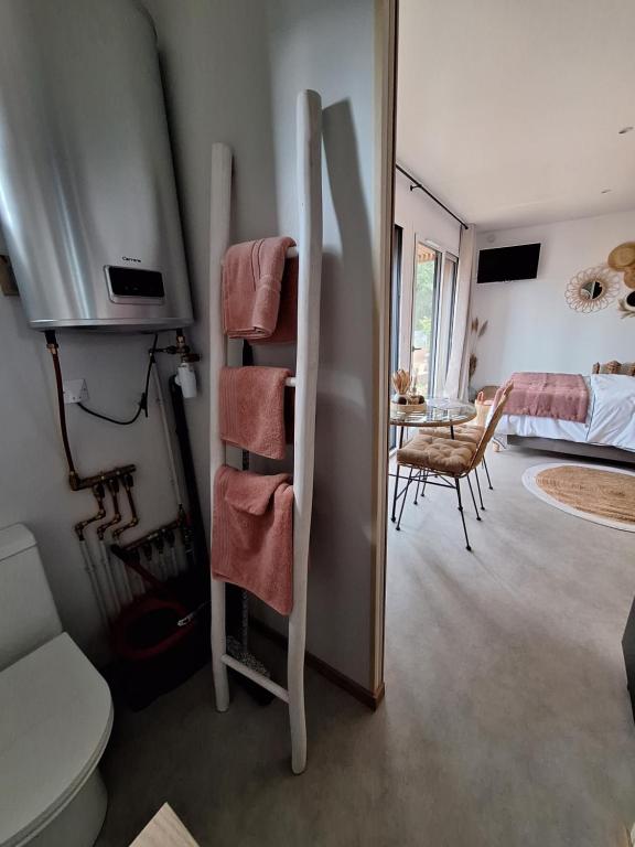 Postel nebo postele na pokoji v ubytování Villa Sisyphe TINY HOUSE" la Odette"