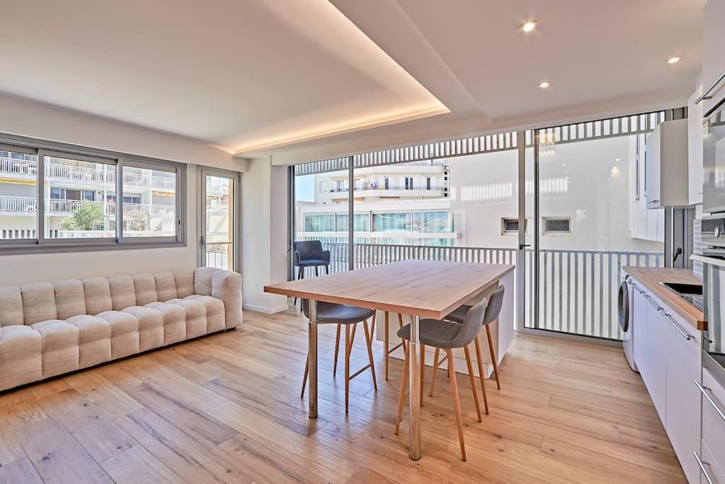 - une cuisine et une salle à manger avec une table et un canapé dans l'établissement Spacieux T3 en front de mer, à Sainte-Maxime