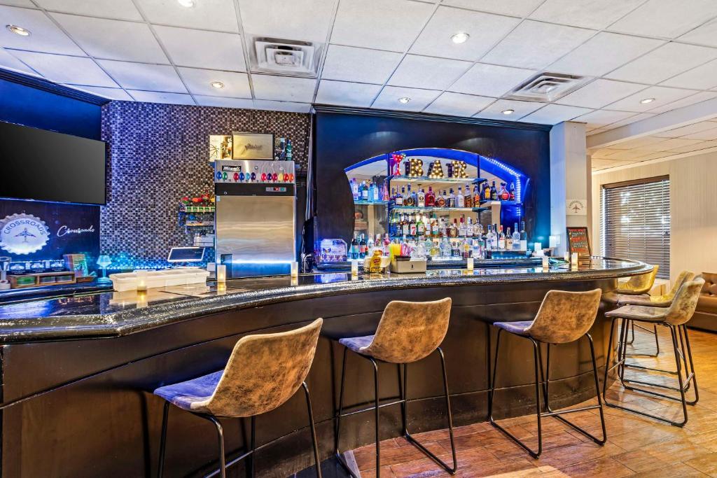 a bar in a hotel with chairs around it at Best Western Plus Newark Airport West in Newark