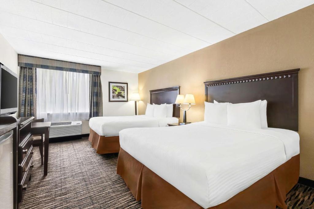 Postel nebo postele na pokoji v ubytování Best Western Hazlet Inn