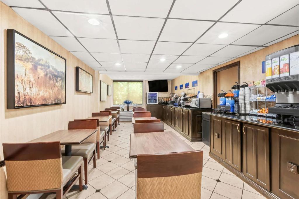 Kuchyň nebo kuchyňský kout v ubytování Best Western Hazlet Inn