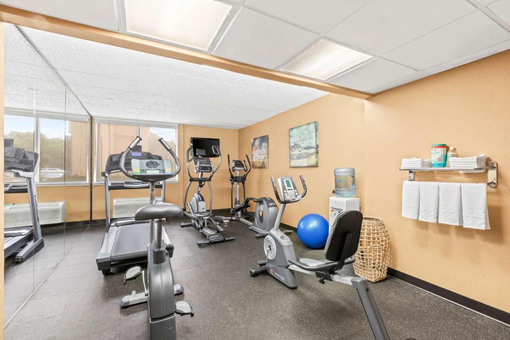 Fitness centrum a/nebo fitness zařízení v ubytování Best Western Hazlet Inn