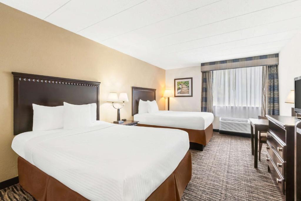 Postel nebo postele na pokoji v ubytování Best Western Hazlet Inn