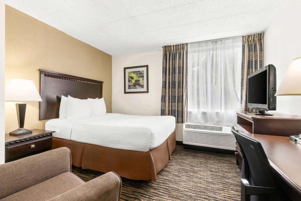 Postel nebo postele na pokoji v ubytování Best Western Hazlet Inn
