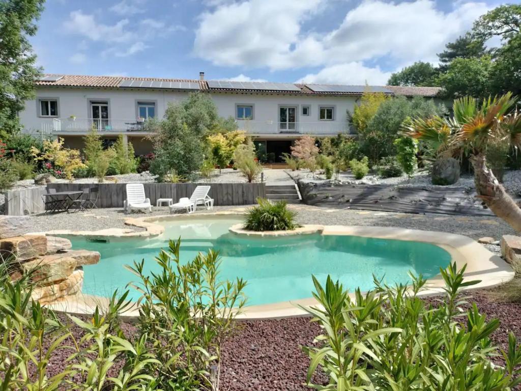 - une piscine dans la cour d'une maison dans l'établissement Villa Zen Et Tropicale, à Vaudreuille