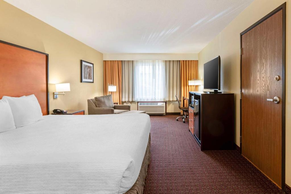 TV a/nebo společenská místnost v ubytování Best Western Cascade Inn & Suites