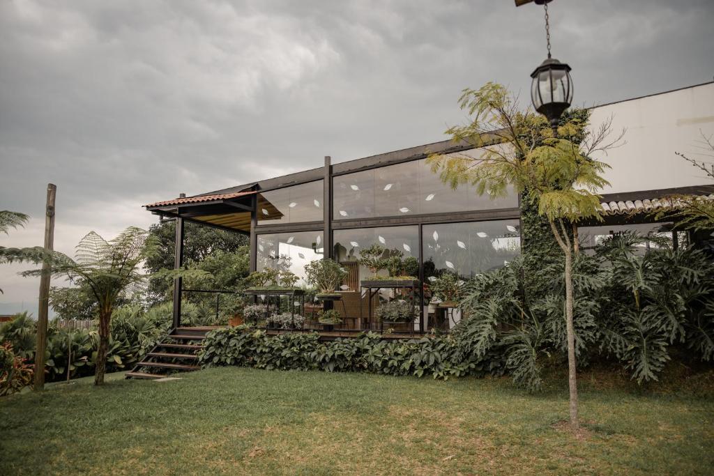Un jardín fuera de Atardeceres del Cafe
