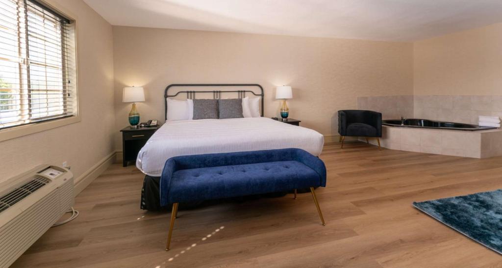 Postel nebo postele na pokoji v ubytování Prestige Rocky Mountain Resort Cranbrook, WorldHotels Crafted