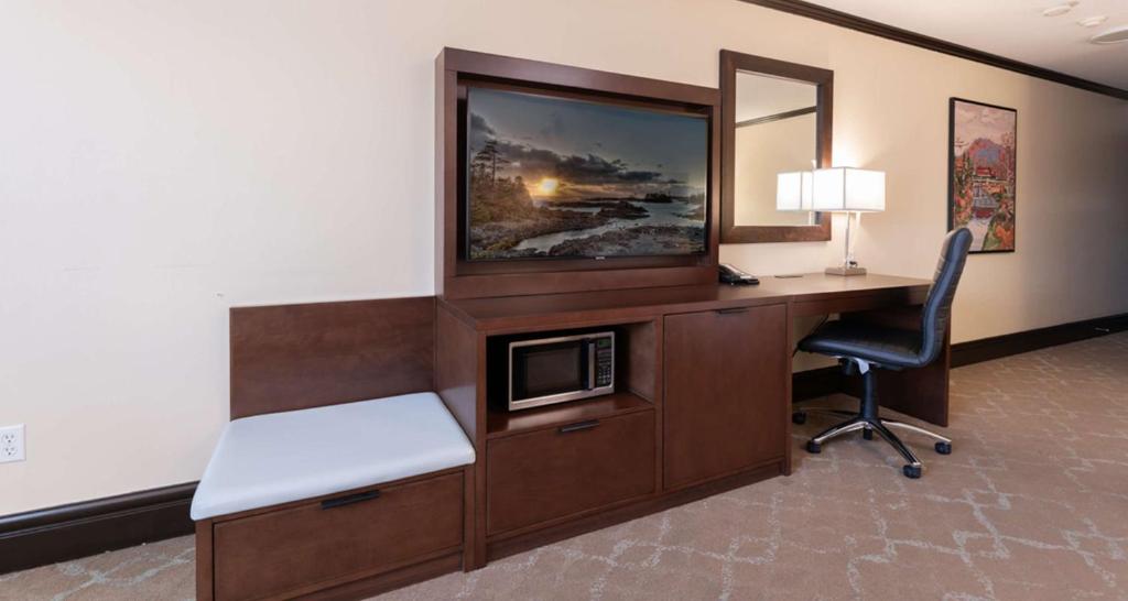 TV a/nebo společenská místnost v ubytování Prestige Rocky Mountain Resort Cranbrook, WorldHotels Crafted