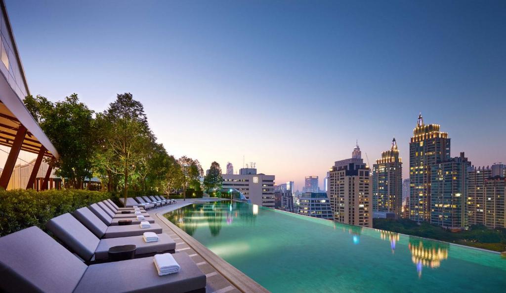 A piscina localizada em Park Hyatt Bangkok ou nos arredores