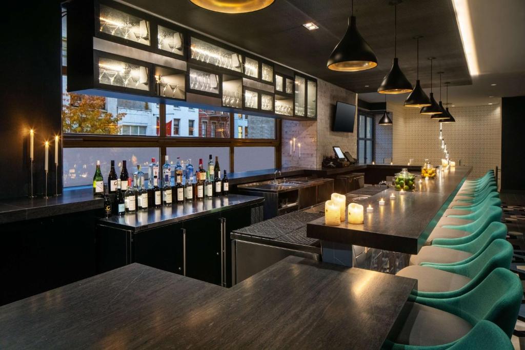 Hyatt Place New York Chelseaにあるラウンジまたはバー