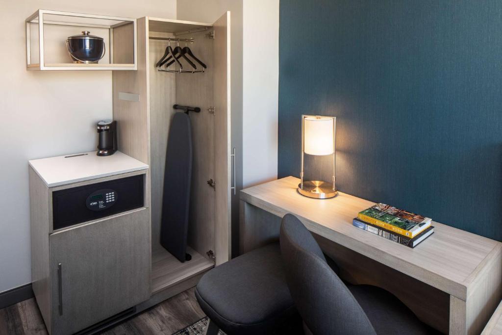 Hyatt Place New York Chelseaにあるキッチンまたは簡易キッチン