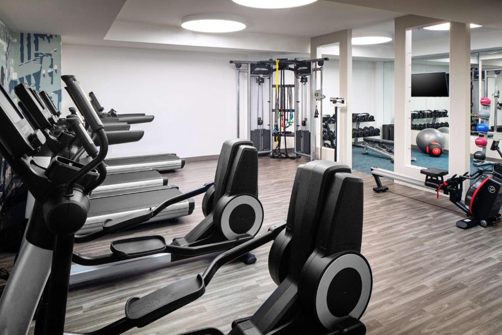 Hyatt Place New York Chelseaにあるフィットネスセンターまたはフィットネス設備