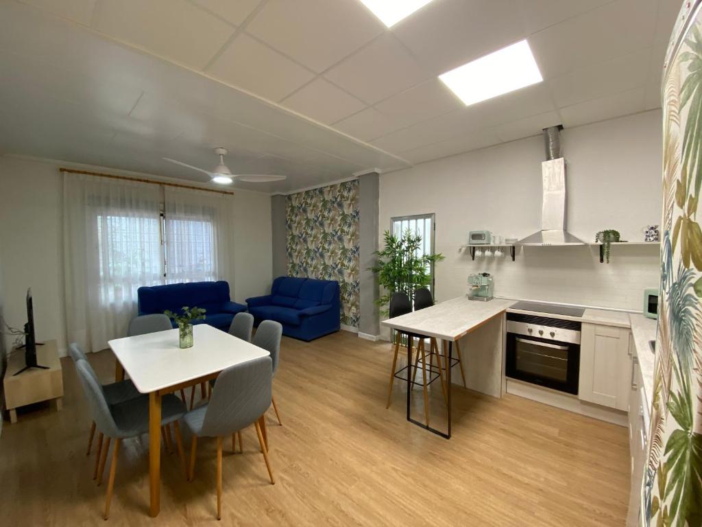 Una cocina y una sala de estar con mesa y sillas. en BajoPlaya, en Burriana