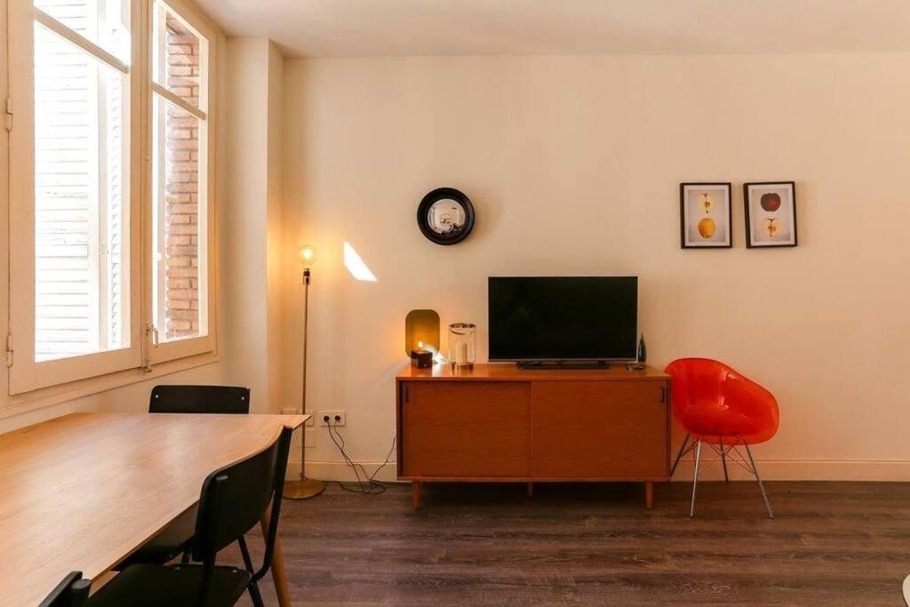 Televízia a/alebo spoločenská miestnosť v ubytovaní Stylish 2 Bdr In Trendy Gracia