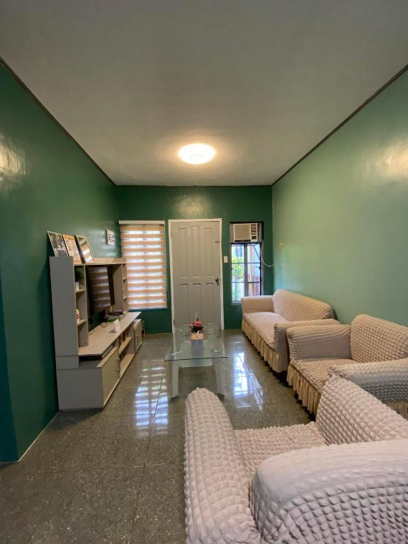 Posezení v ubytování Radex Place Staycation 2BR House- near Dahican beach