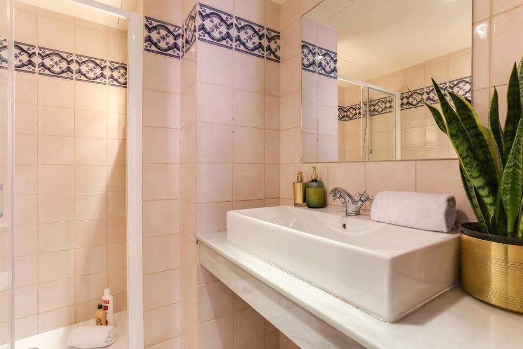 Kúpeľňa v ubytovaní Stylish 2 Bdr In Trendy Gracia