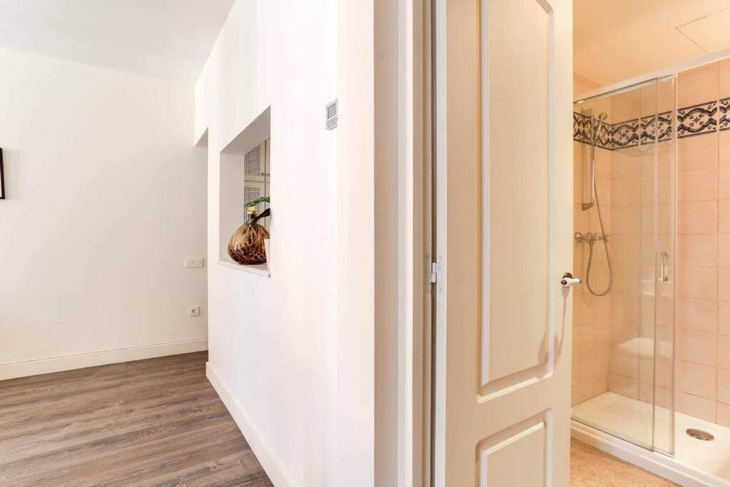 Kúpeľňa v ubytovaní Stylish 2 Bdr In Trendy Gracia